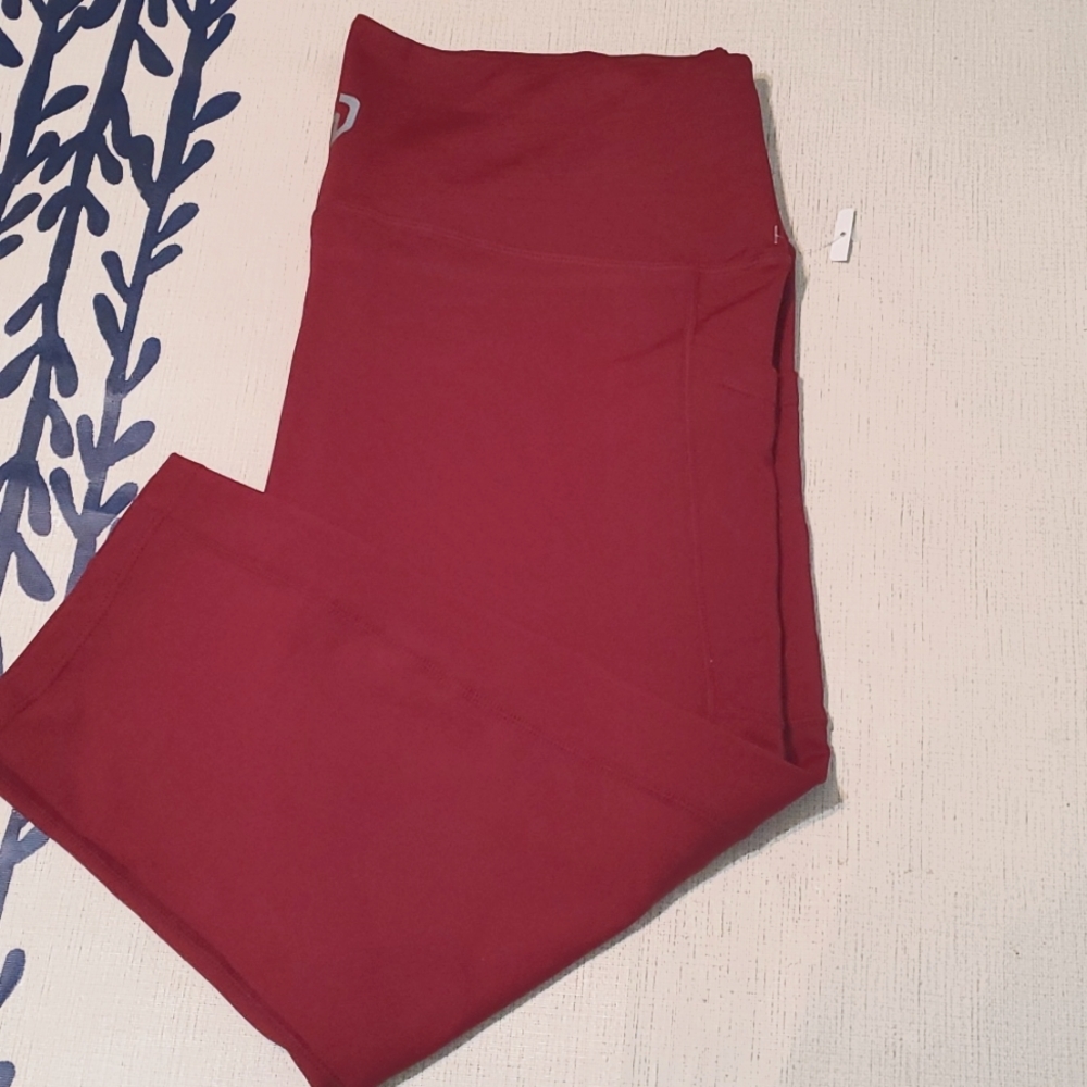 NWOT Sports Wear burgandy Capri pocket leggins size 2 XL